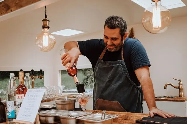 Barman en pleine préparation de cocktails