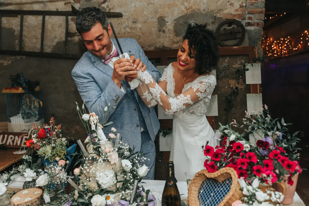 Couple de mariés coupant leur gâteau