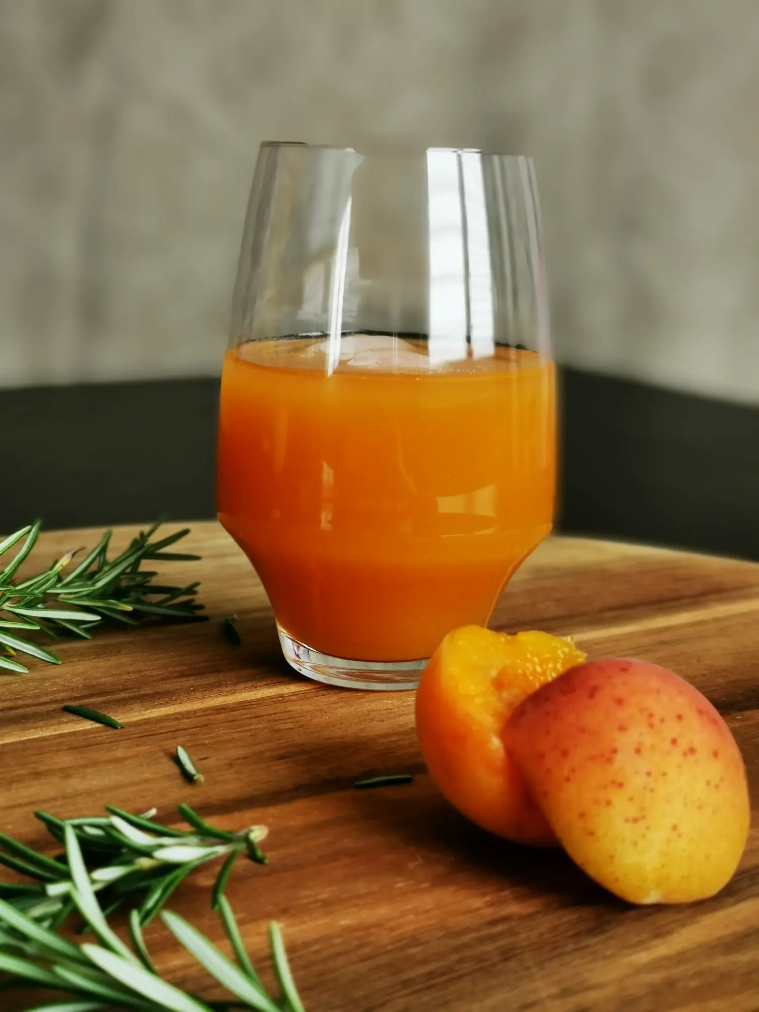 Cocktails sans alcool colorés servis dans la caravane Louise Nomad Bar pendant un mariage