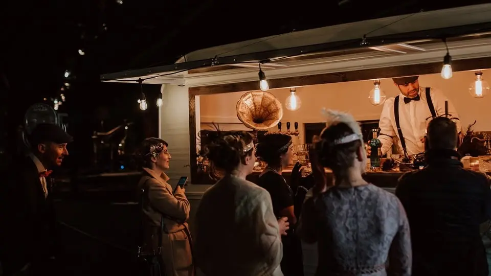 Salon du mariage avec du monde devant la caravane au Wild à la cité du train de Mulhouse