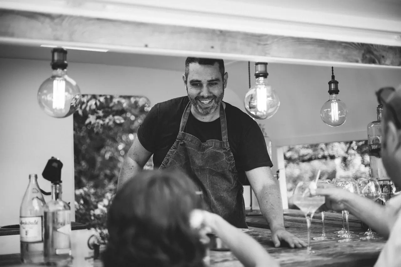 Portrait noir et blanc du barman de Louise Nomad Bar, bar itinérant en Alsace